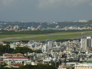 着陸した軍用機