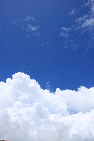 沖縄の青い空と白い雲